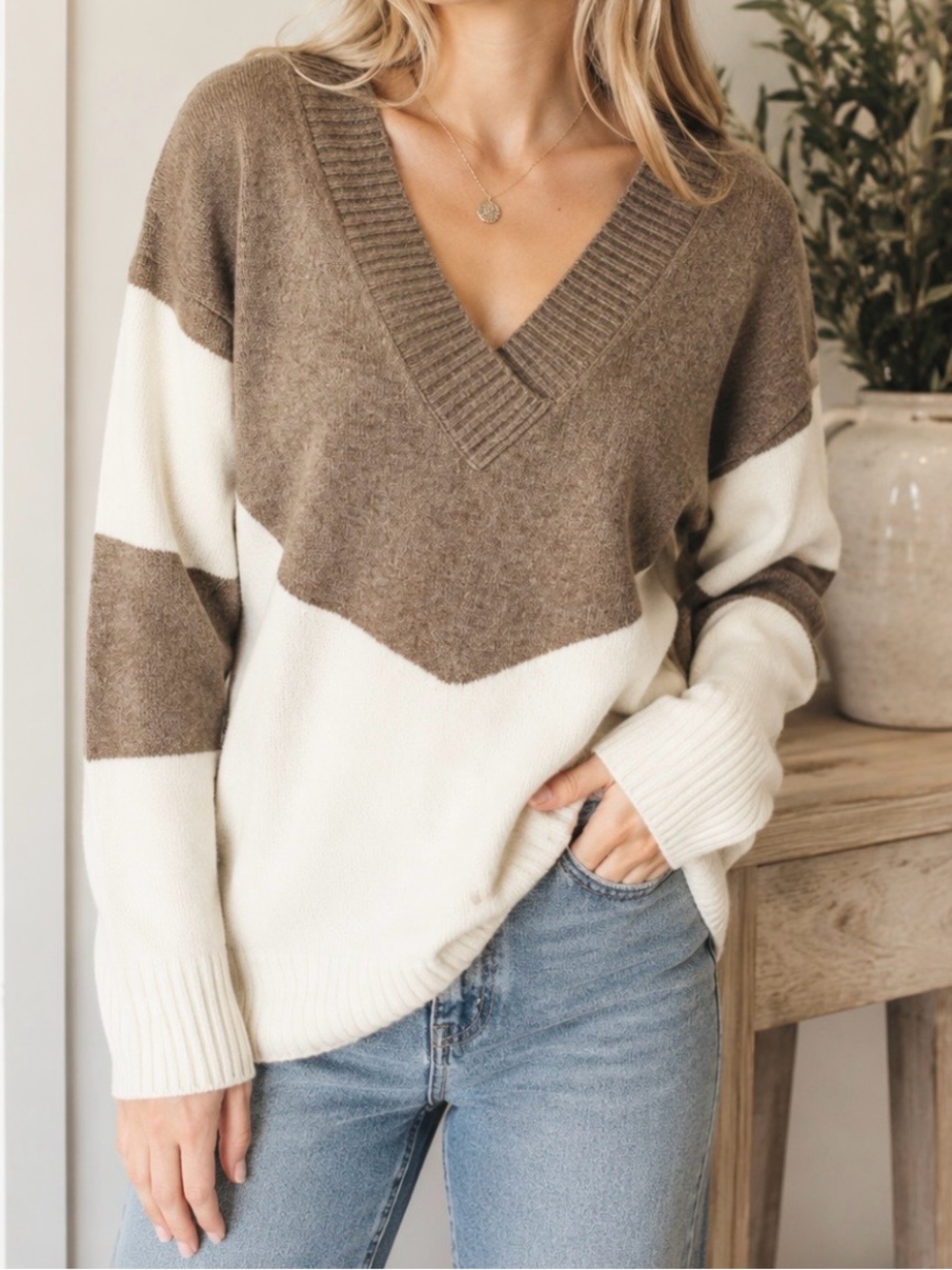 Elsie and Zoey V-Neck Colorblock Sweater. Women’s Sz-M/L Cream | Mocha Oversized